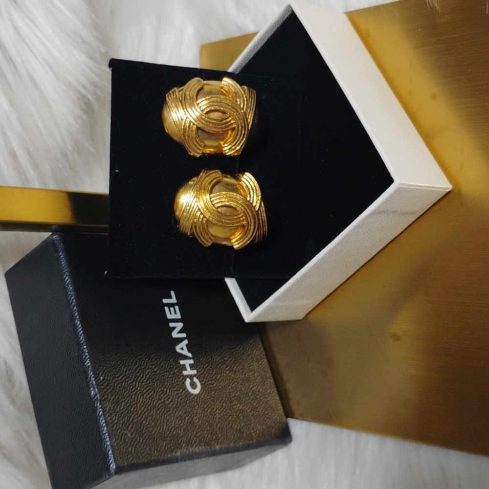 SALE! Authentic Chanel 1994 CC Coco Mark Oval Gold Plated Clip-On Earrings W Box - Picture 14 of 16